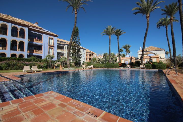 Casares, Ground floor apartment with large terrace situated in the beautiful La Perla de la Bahia.