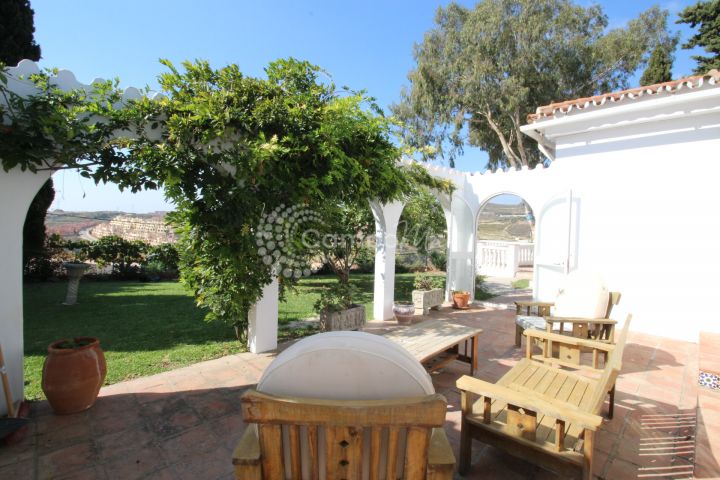 Estepona, Chalet unifamiliar de estilo bungalow con garaje privado y piscina ubicado en Valle Romano, Estepona