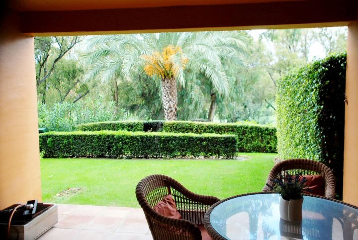 Benahavis, Fantastic garden apartment for the sale in the popular Benatalaya community