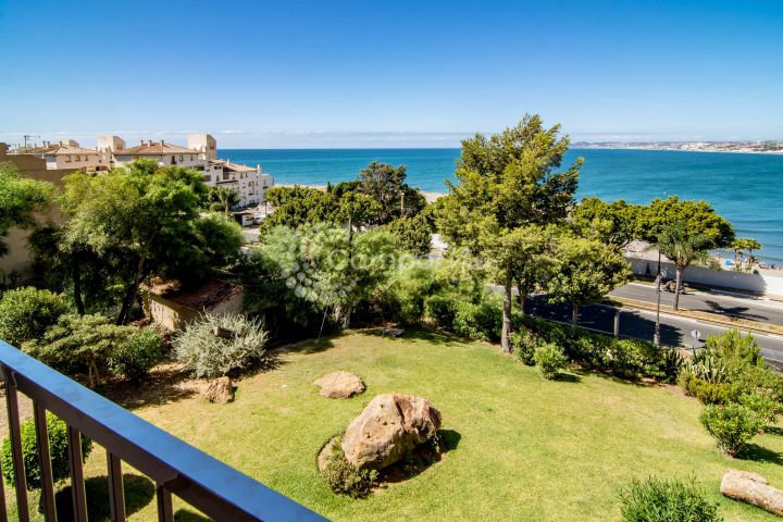 Estepona, Fantastic positioned apartment for sale overlooking Playa del Cristo in Estepona