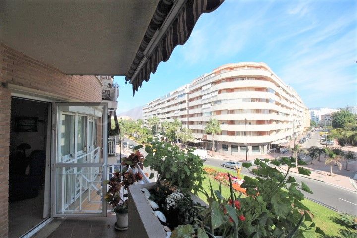 Estepona, Bright and spacious three bedroom apartment in fantastic central Estepona location
