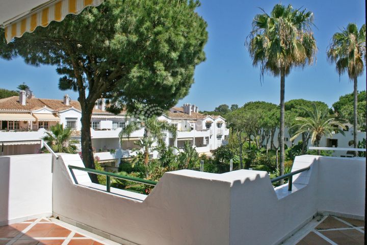 Estepona, Wonderfully finished 3-bedroom penthouse in the popular beach front development of El Presidente