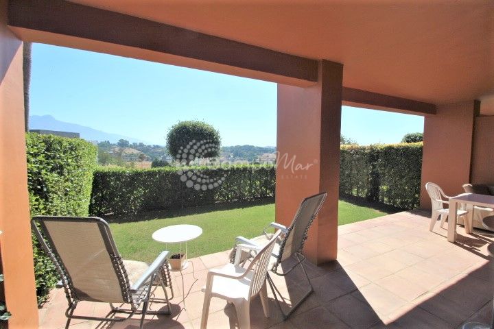 Benahavis, Increíble aparatamento de plata baja a la venta en famoso complejo Benatalaya en Estepona
