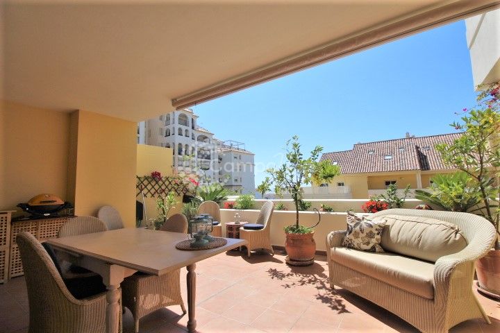 Estepona, Precioso apartamento de dos dormitorios a la venta en Puerto Alto, Estepona