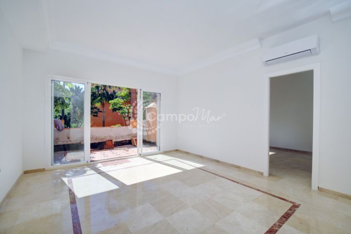 Estepona, Espacioso apartamento de plata baja a la venta en el puerto de Estepona