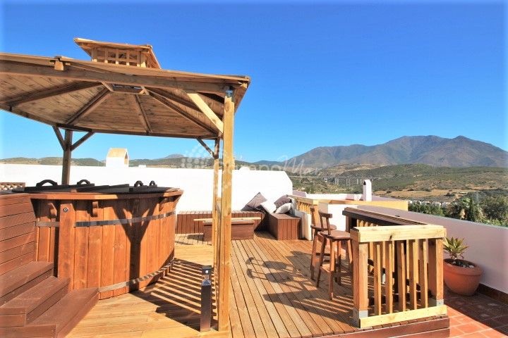 Estepona, Fantástico ático de dos habitaciones con increíble terraza en la azotea a la venta en Estepona Golf