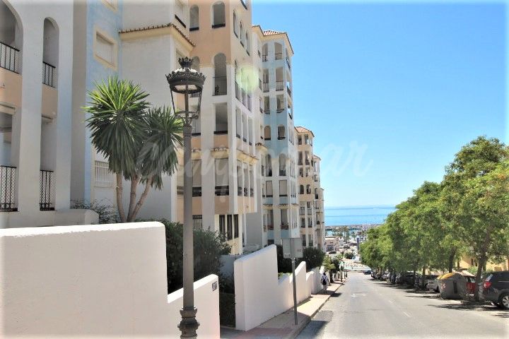 Estepona, Fantastic three bedroom apartment with elevated position in the port area of Estepona