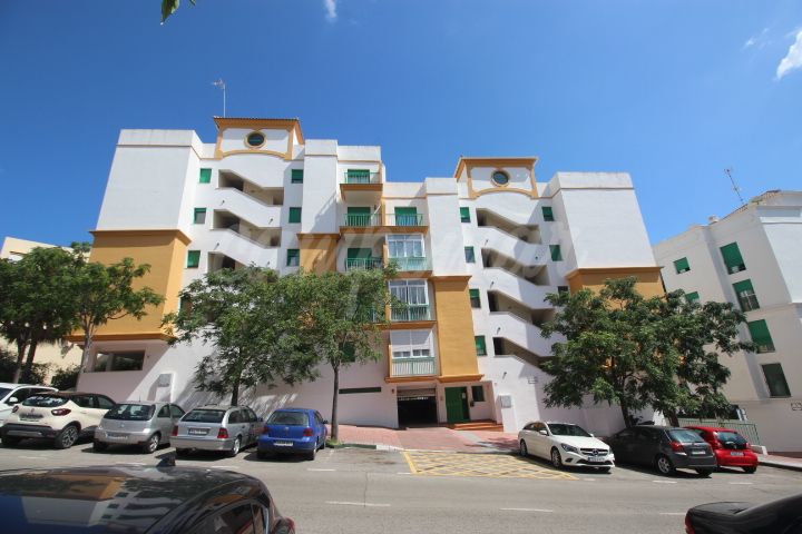 Estepona, Apartment for sale close to the port of Estepona, great value with garage space included
