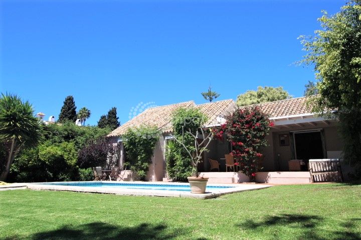 Estepona, Enchanting bungalow in the heart of El Paraiso, Estepona