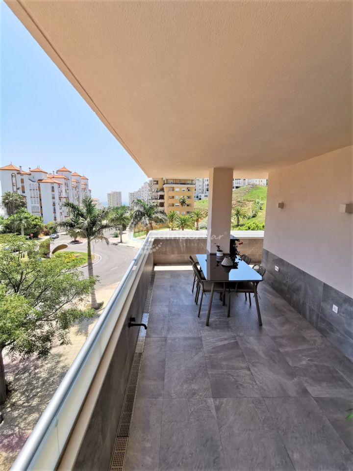 Estepona, Beautifully renovated spacious apartment close to the port of Estepona.