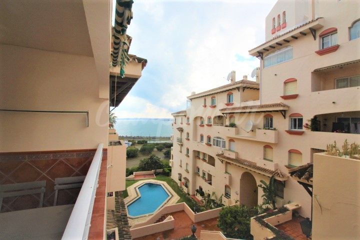 Estepona, Ubicación inmejorable para este apartamento de dos habitaciones a la venta junto a la playa Del Cristo en Estepona