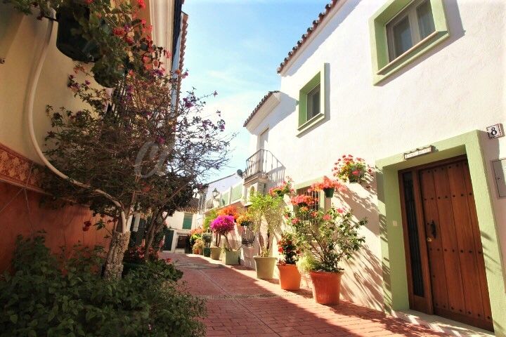 Estepona, Charming Village house located in the heart of Estepona Old town. On one of the pretiest streets in town. Walking distance to all amenities.
