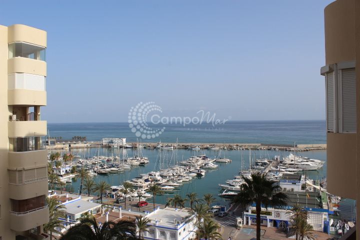Estepona, Apartamento con vistas espectaculares a la venta en el puerto de Estepona