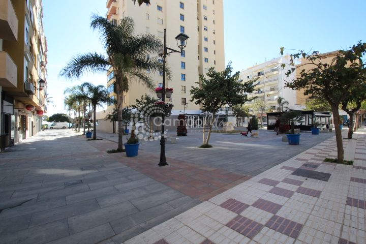 Estepona, A excasos metros de la playa de Estepona, a la venta este inmueble reformado.