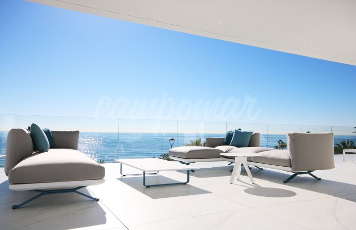 Estepona, 28 amazingly large 3 & 4 bedroom residences on the front line of the Mediterranean Sea.