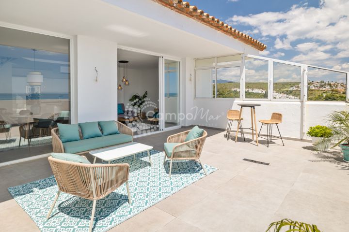 Estepona, Ático dúplex de 3 dormitorios totalmente reformado en primera línea de playa con espectaculares vistas al Mediterráneo y a la costa.