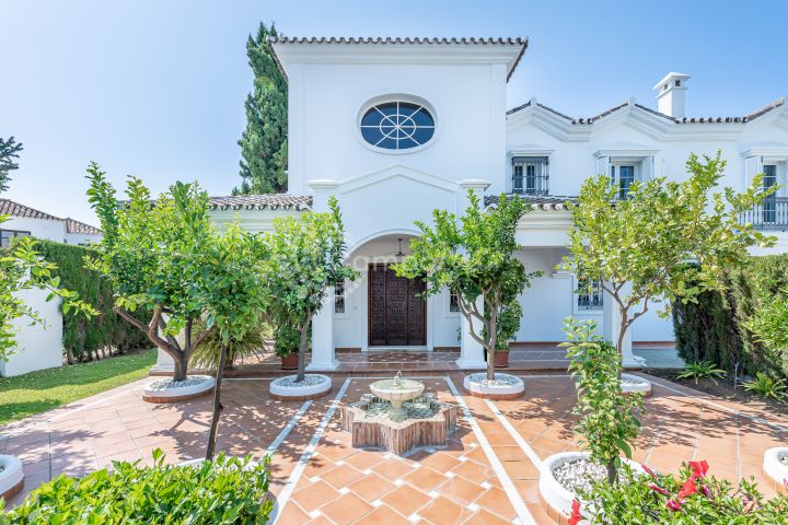 San Pedro de Alcantara, Magnificent two-storey villa located in the urbanization of Guadalmina Baja and close to the beach.