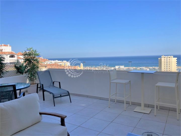 Estepona, Fantástico apartamento de tres dormitorios en venta en Puerto Alto, Estepona con vistas impresionantes.