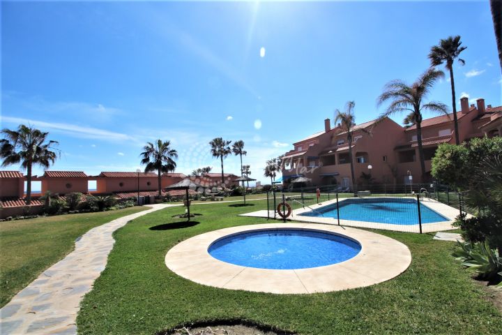 Estepona, Beautifully reformed ground floor apartment in well established beach side location in Estepona.