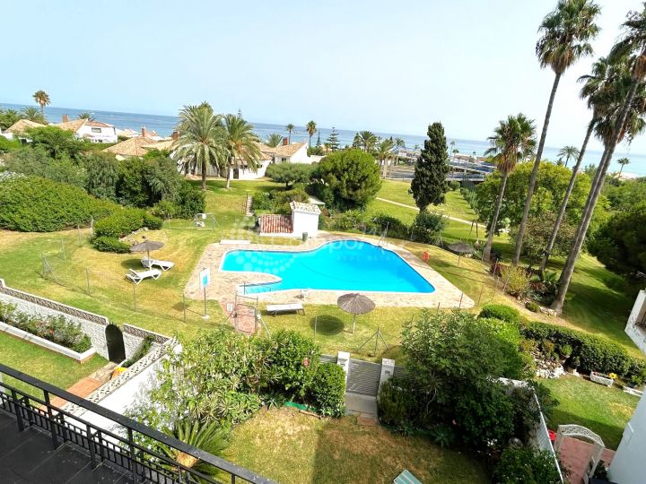 Estepona, Luminoso y espacioso apartamento dúplex situado en la popular urbanización Bahía Dorada de Estepona.