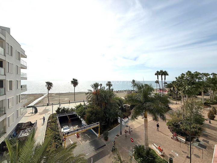 Estepona, Spacious three bedroom apartment overlooking the beach in the heart of Estepona´s Old Town.