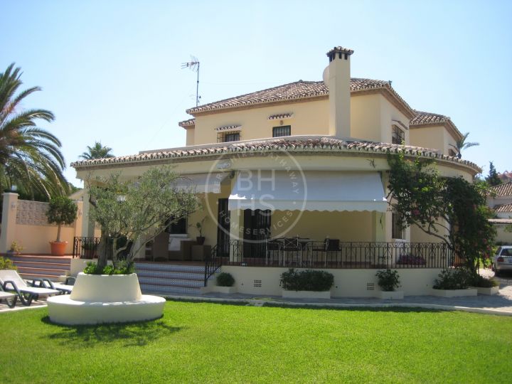 Villas for sale in Los Naranjos Golf, Nueva Andalucia