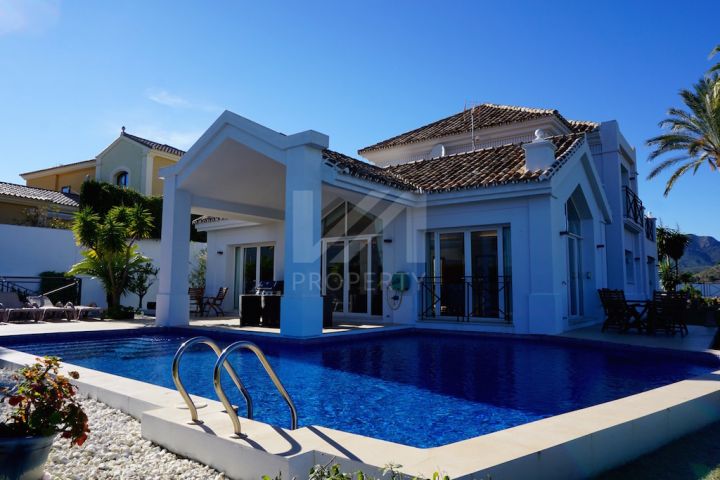 Villas for sale in Puerto del Almendro, Benahavis
