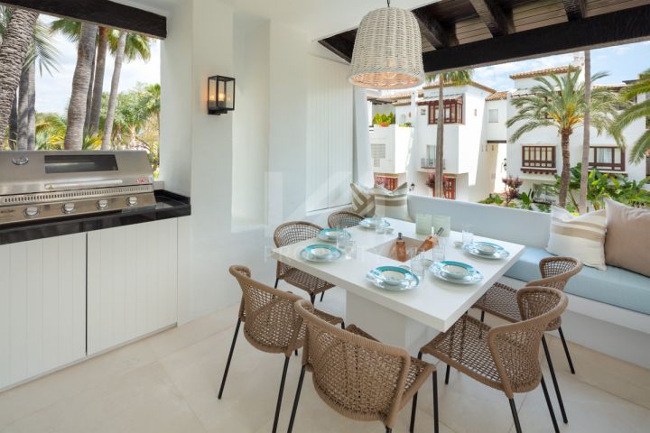 Stunning fully renovated apartment in the exclusive beachfront community of Marina Puente Romano, Marbella’s Golden Mile
