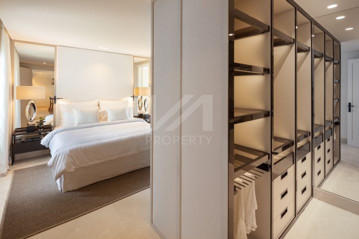 Stunning fully renovated apartment in the exclusive beachfront community of Marina Puente Romano, Marbella’s Golden Mile