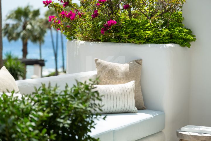 Stunning fully renovated apartment in the exclusive beachfront community of Marina Puente Romano, Marbella’s Golden Mile