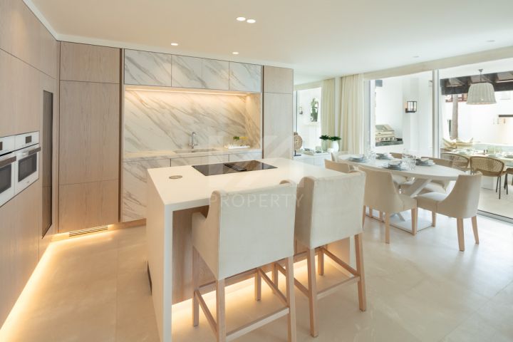 Stunning fully renovated apartment in the exclusive beachfront community of Marina Puente Romano, Marbella’s Golden Mile