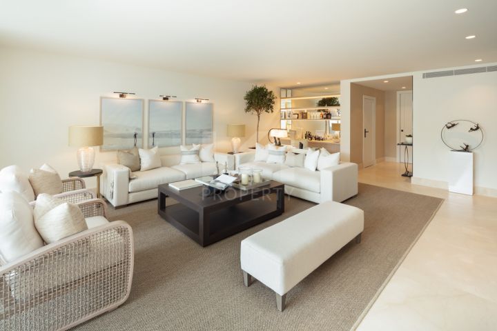 Stunning fully renovated apartment in the exclusive beachfront community of Marina Puente Romano, Marbella’s Golden Mile