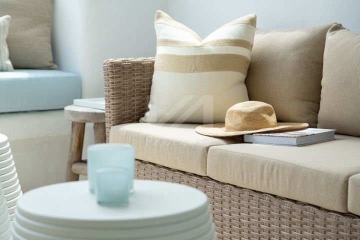 Stunning fully renovated apartment in the exclusive beachfront community of Marina Puente Romano, Marbella’s Golden Mile