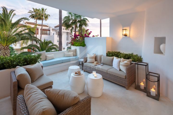 Stunning fully renovated apartment in the exclusive beachfront community of Marina Puente Romano, Marbella’s Golden Mile
