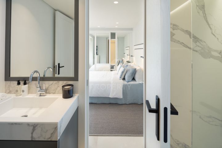 Stunning fully renovated apartment in the exclusive beachfront community of Marina Puente Romano, Marbella’s Golden Mile