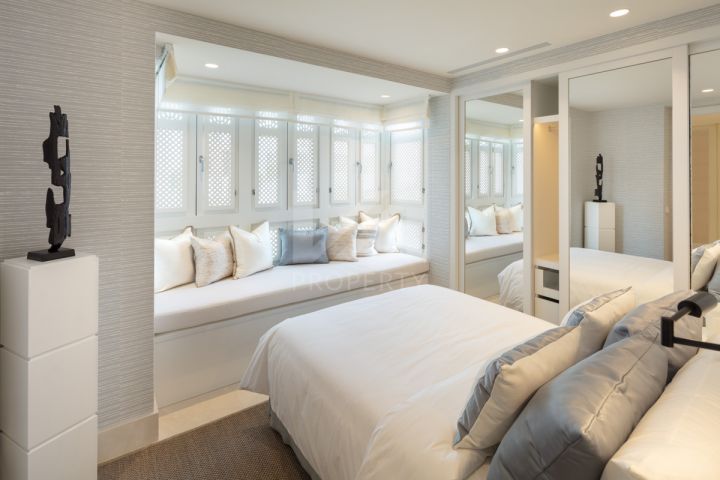 Stunning fully renovated apartment in the exclusive beachfront community of Marina Puente Romano, Marbella’s Golden Mile