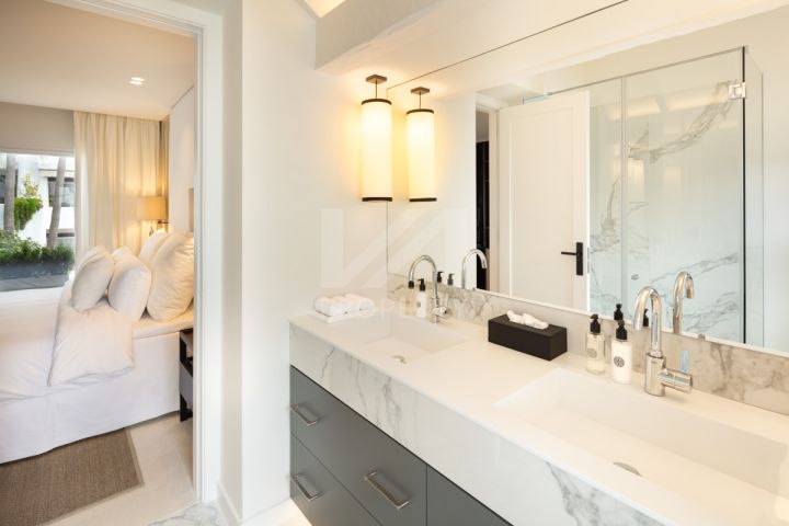 Stunning fully renovated apartment in the exclusive beachfront community of Marina Puente Romano, Marbella’s Golden Mile