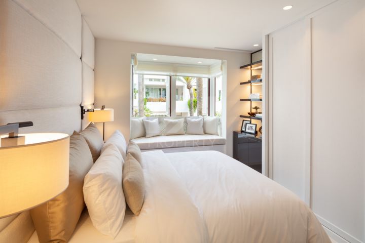 Stunning fully renovated apartment in the exclusive beachfront community of Marina Puente Romano, Marbella’s Golden Mile
