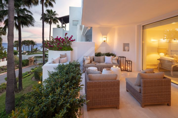 Stunning fully renovated apartment in the exclusive beachfront community of Marina Puente Romano, Marbella’s Golden Mile