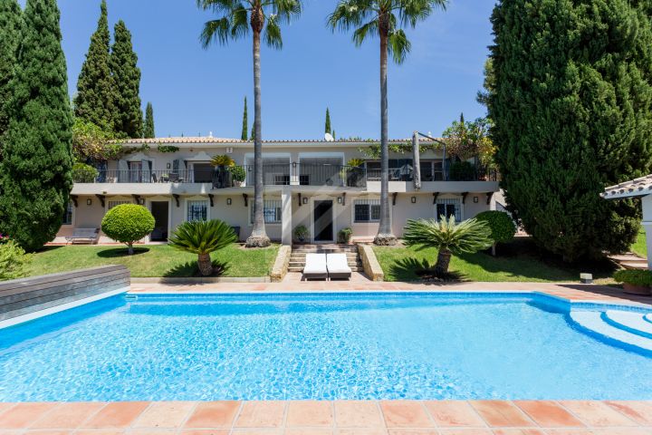 Villas for sale in Puerto del Almendro, Benahavis