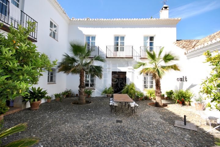 Properties for sale in Puerto del Almendro, Benahavis