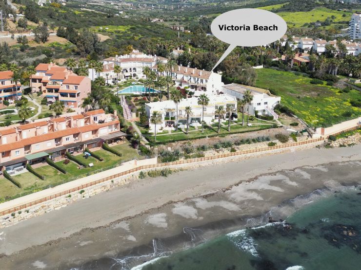 Exquisites Stadthaus in erster Strandlinie mit spektakulärem Meerblick in Victoria Beach, Estepona