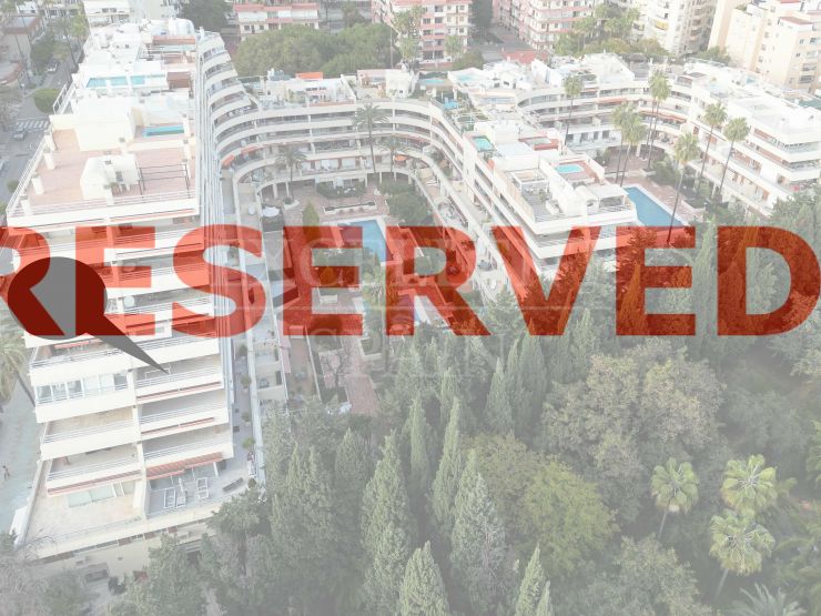 Lujoso apartamento de 4 dormitorios en venta en Parque Marbella: disfrute de una vida central en un entorno sereno