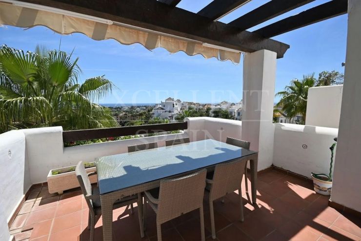 Lomas del Marques, Benahavis, ático de 3 dormitorios en venta con vistas al mar