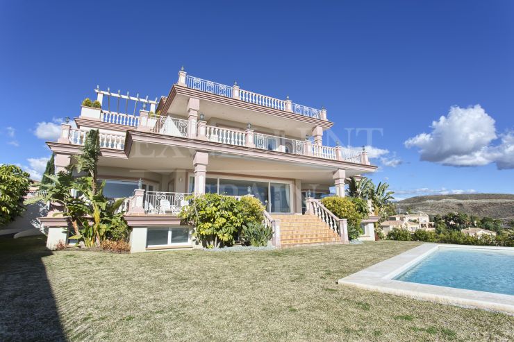 Villa con vistas panorámicas a la venta en Los Flamingos Golf, Benahavis