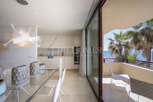 Seafront apartment right on Estepona promenade and beach