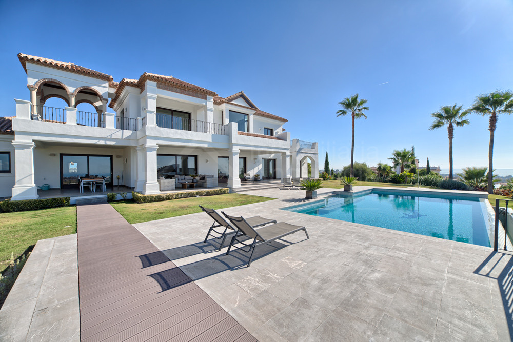Appealing and luxury 5 bedroom villa with superb views for sale in Los Flamingos, Estepona