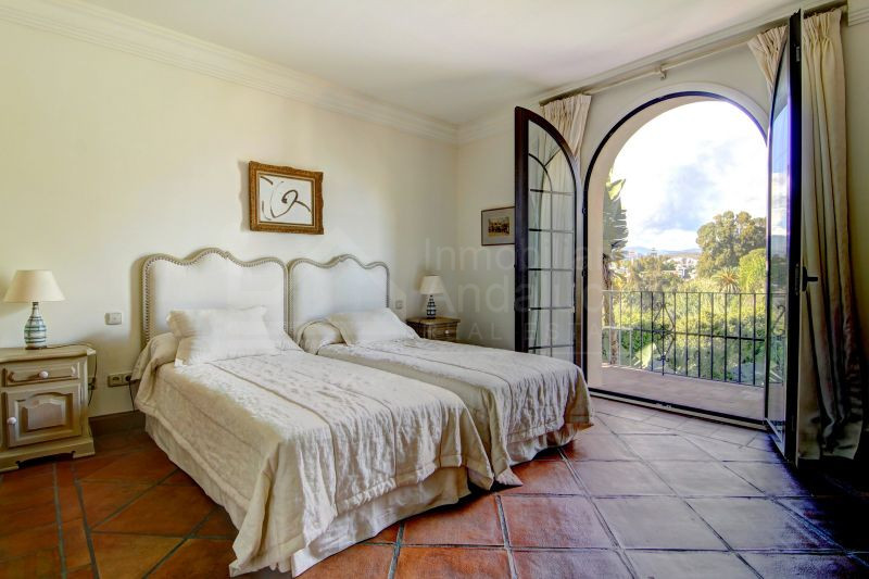 Palatial 8 bedroom beach villa for sale in El Paraiso Estepona