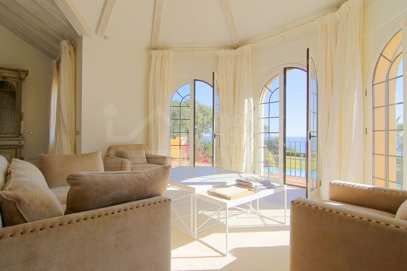 Palatial 8 bedroom beach villa for sale in El Paraiso Estepona