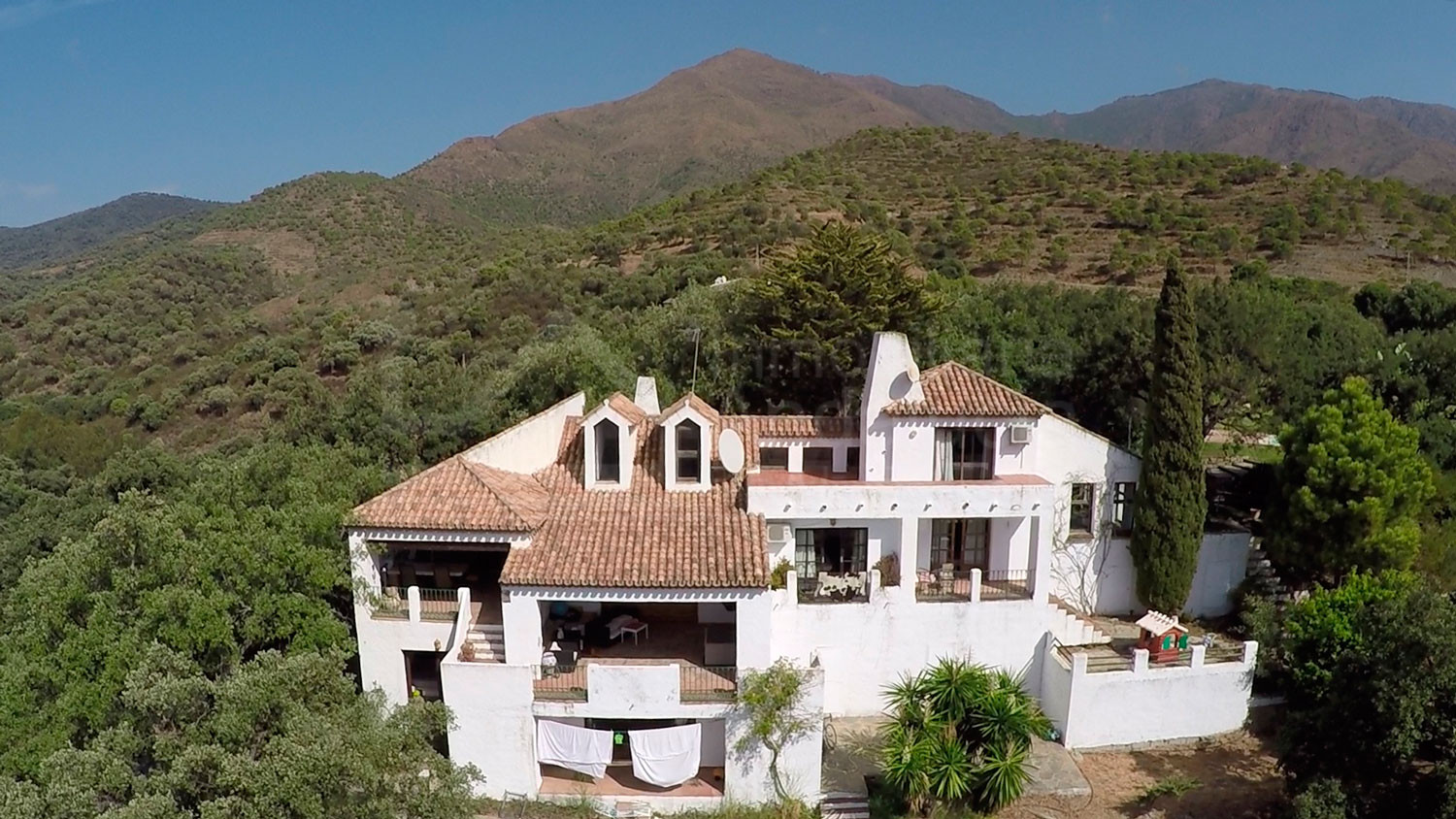 Charming country property with extensive plot adjoin ideal for equestrian facilities in Casares